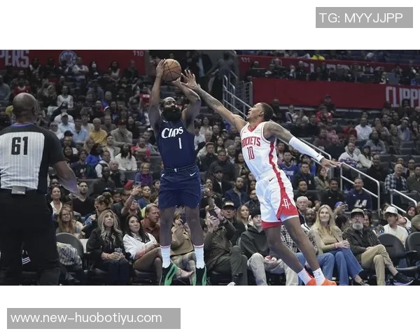 哈登绝杀三分遭打手心情低落却依然穿越人海温暖拥抱马克西母亲 哈登绝杀三分遭打手心情低落却依然穿越人海温暖拥抱马克西母亲